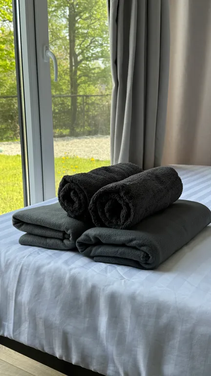 Уютный панорамный домик в глэмпинге у моря