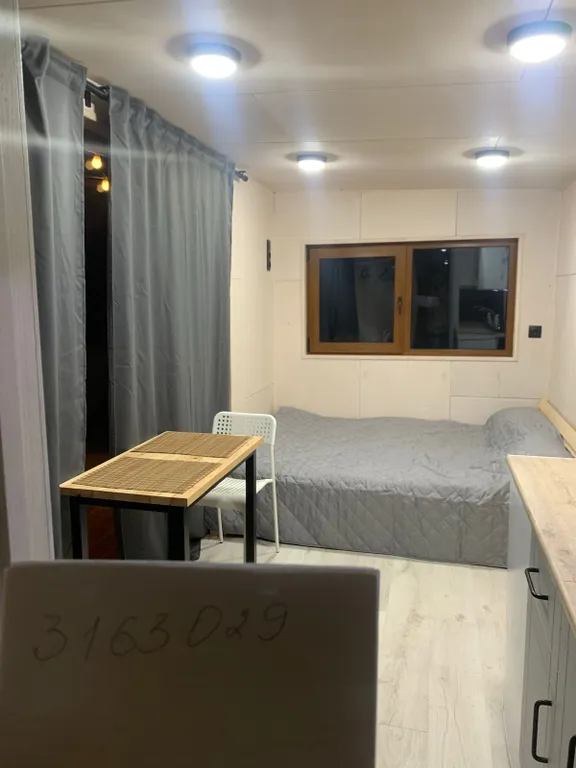 Уютный лесной домик на берегу ручья с выходом в лес