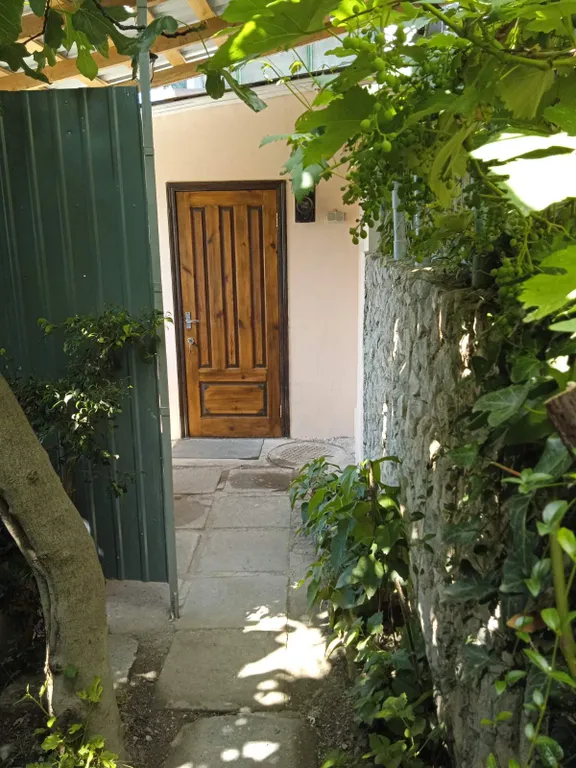 Уютный домик с собственным двором и видом на море, душ и туалет в доме