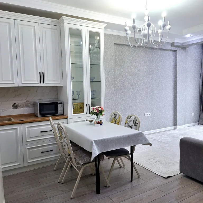 Апартаменты в центре с видом на город и горы