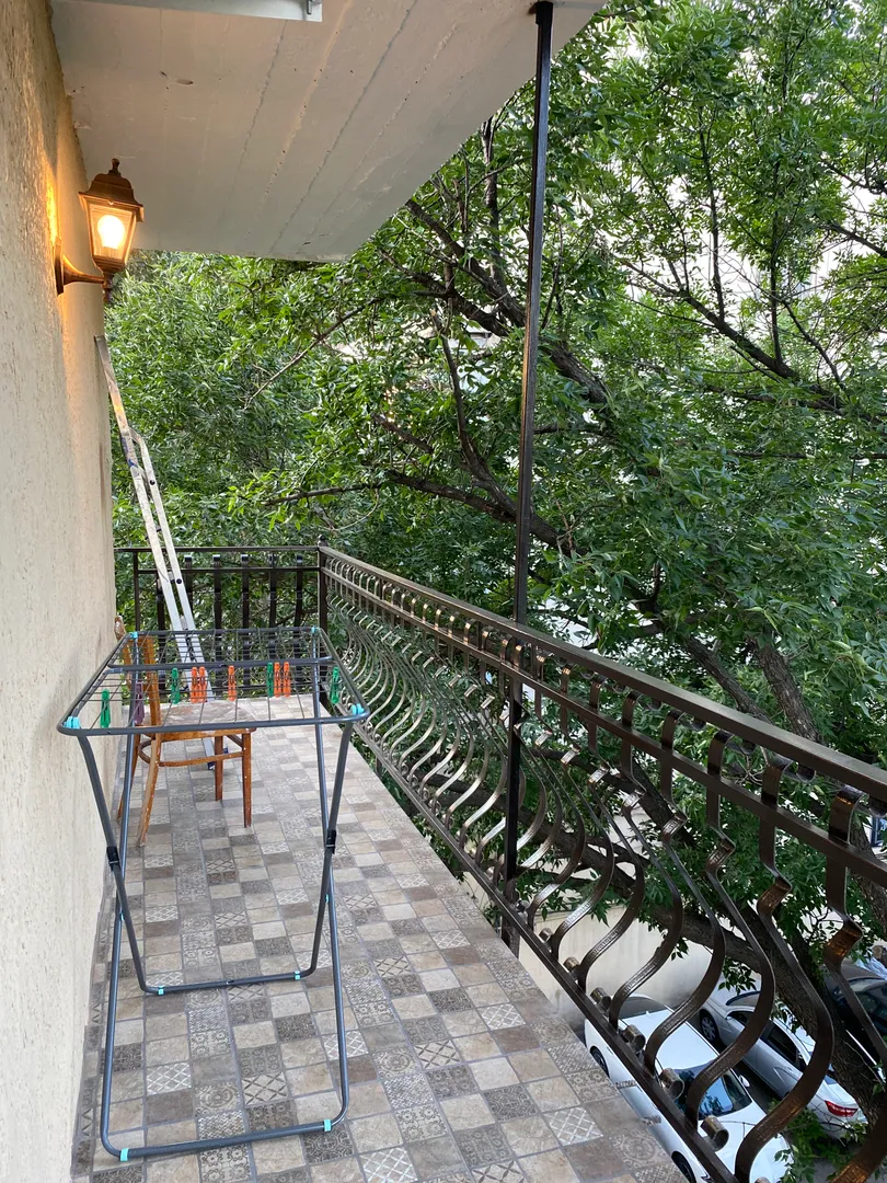 Открытый балкон с освещением и сушилкой. Вид во двор