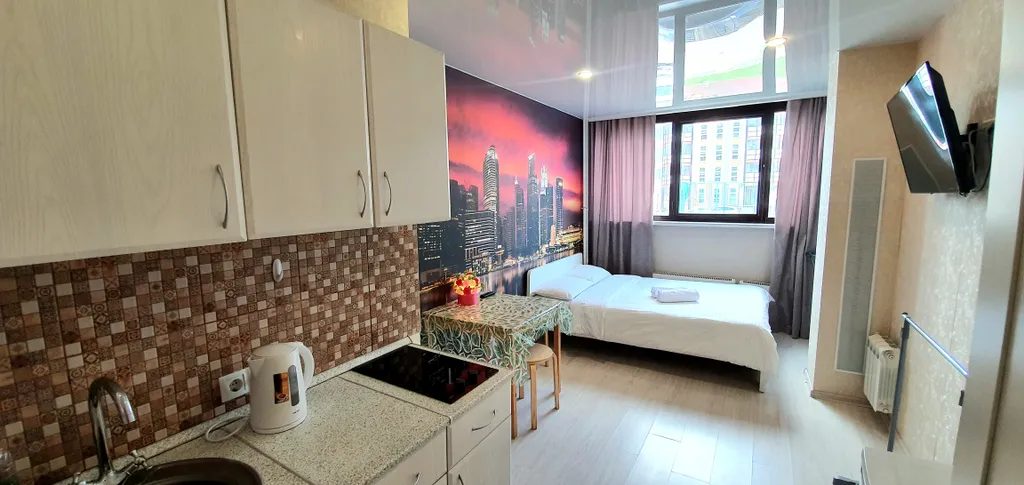 Уютная студия Мегаполис с большими окнами и плотными шторами