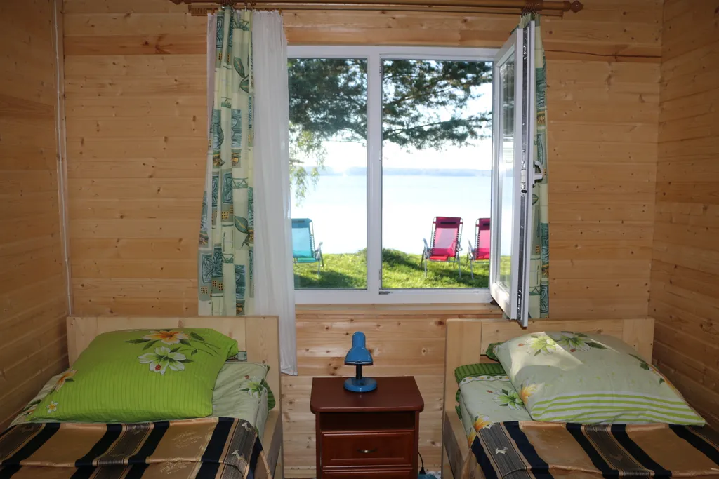 Удобный дом на самом берегу озера Вселуг