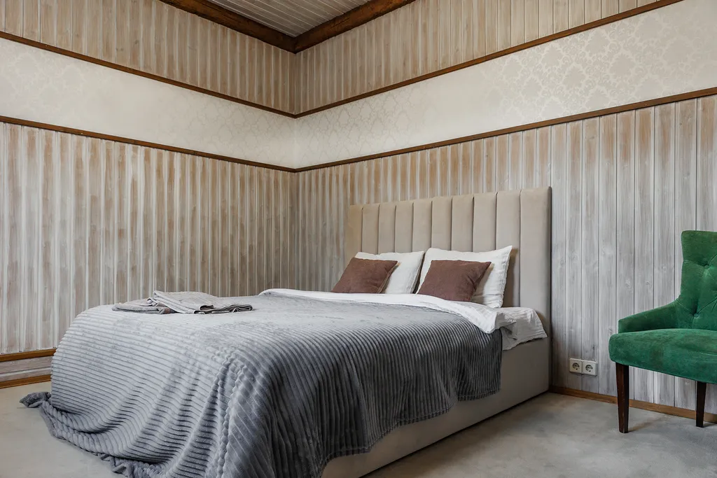 Современный дом с бассейном и сауной для большой компании