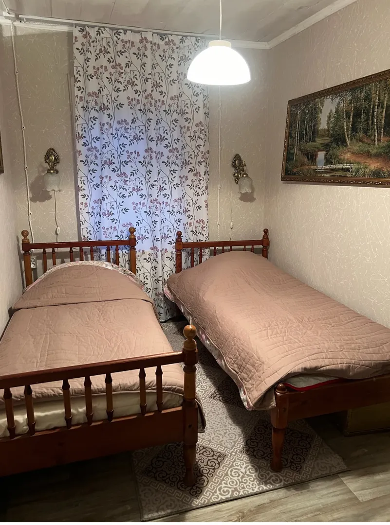 Спальня. Кровати тоже ретро. Но. Матрасы и белье все новое и современное.