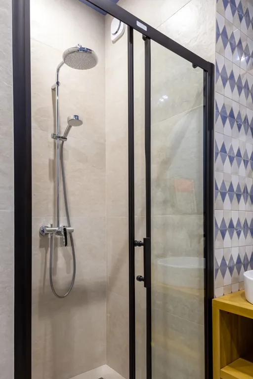 Дизайнерская студия с качелью в центре на набережной