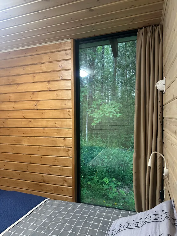 Дом с чаном и панорамными окнами с видом на лес