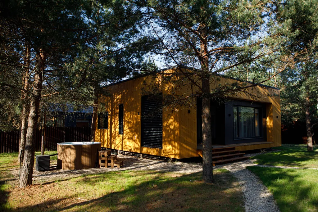 Дом с сауной и горячим чаном на участке с соснами