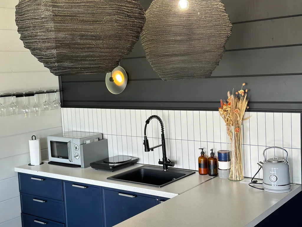 Стильный современный дом для отдыха на природе