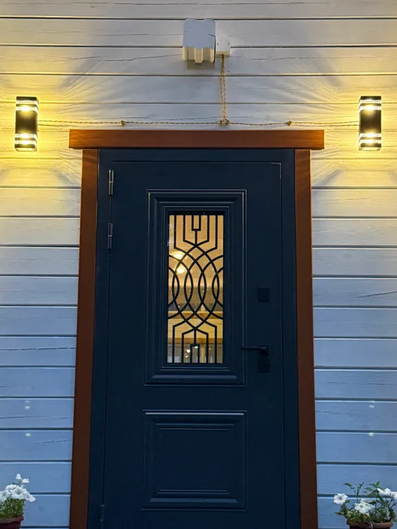 Белый дом и сосны