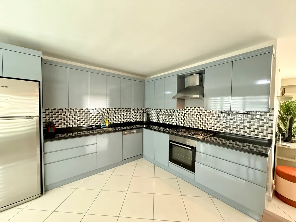 Двухуровневые апартаменты с видом на море и горы