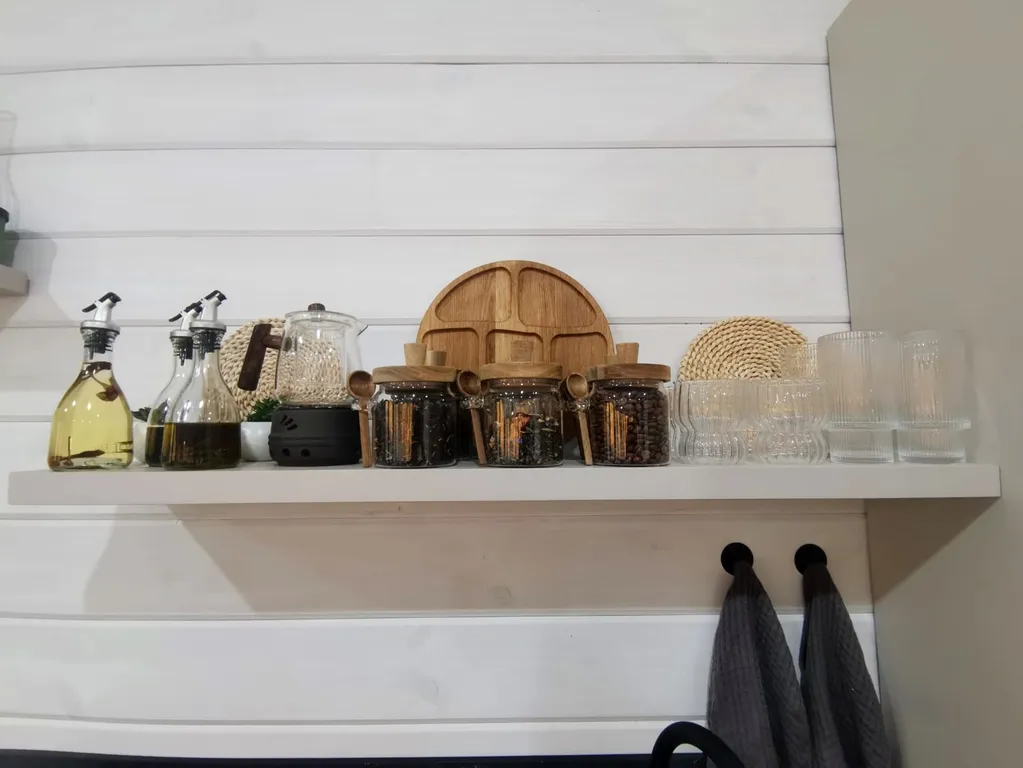 Панорамный дом в окружении леса на берегу водохранилища