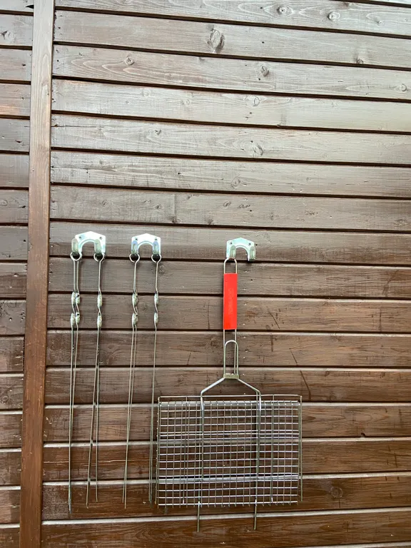 Дом в черте города в сосновом лесу