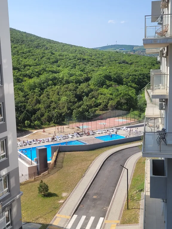 Современная студия у моря с видом на бассейн и горы