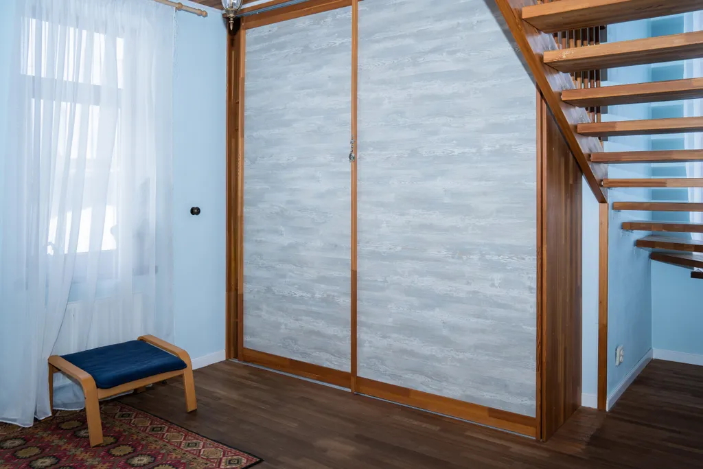 Уютный дом в окружении леса