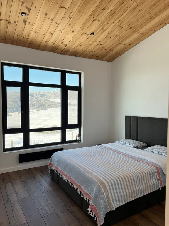 Домик на холме с видом на лес и горы