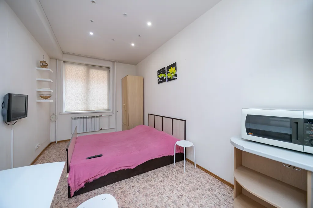 Большая студия с потолками 3 метра и Smart TV