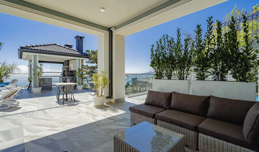 Полулюкс с выходом к бассейну и террасой