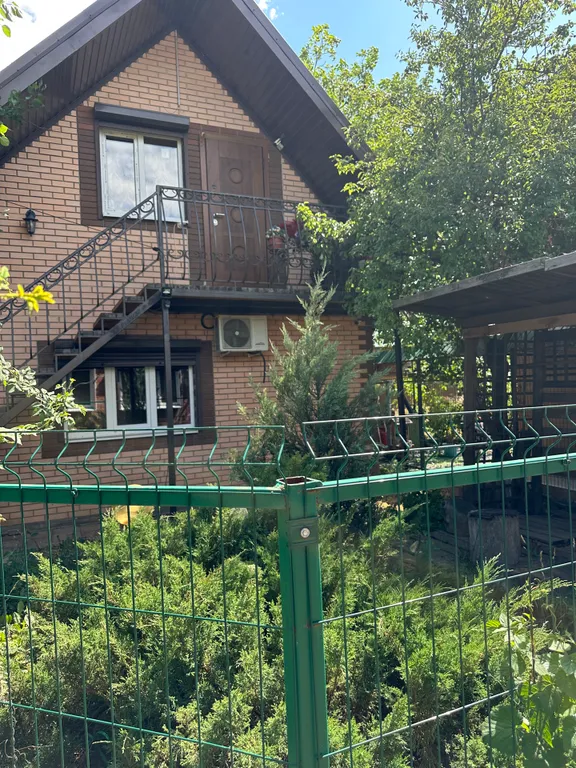 Уютный домик рядом с садом, хвойными деревьями, рядом с тц