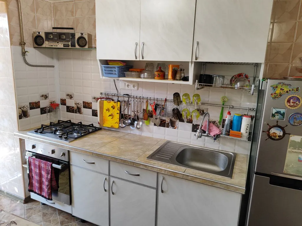 Уютный дом с зелёным двориком и зоной барбекю