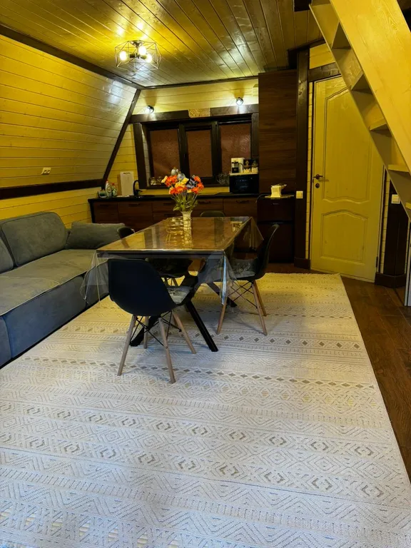 Сказочный дом в лесу с видом на горы