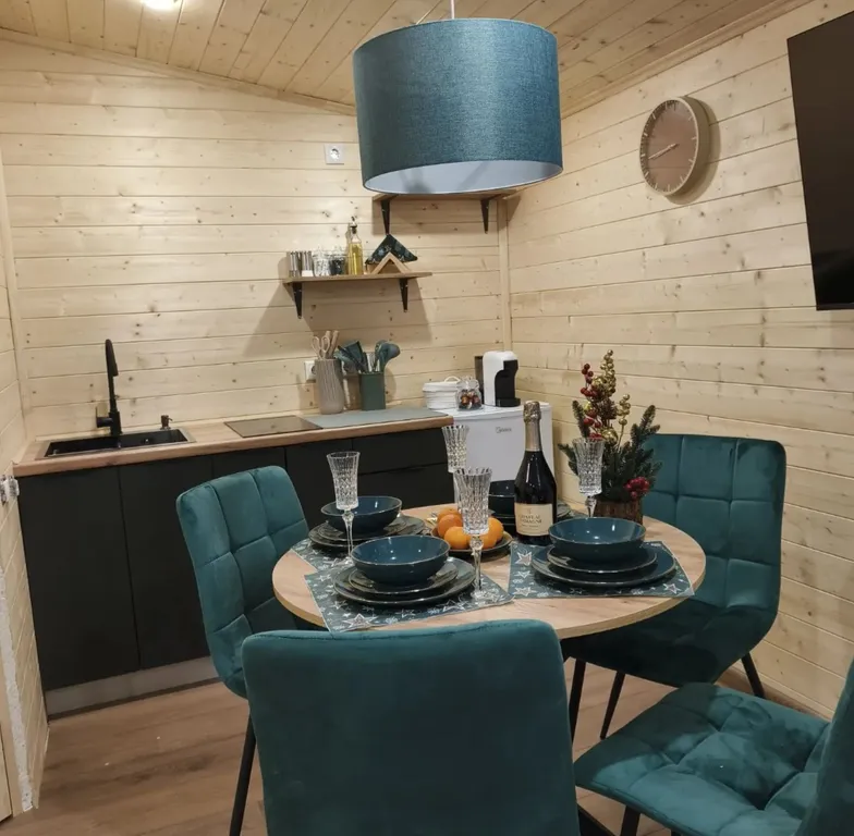 Уютный домик с банным чаном в окружении леса