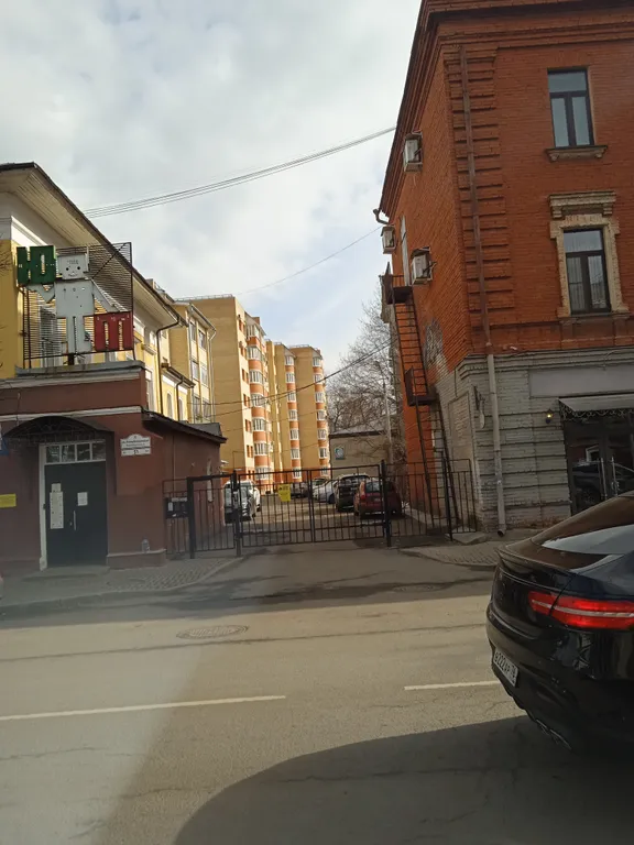 Новый дом у театра в историческом центре