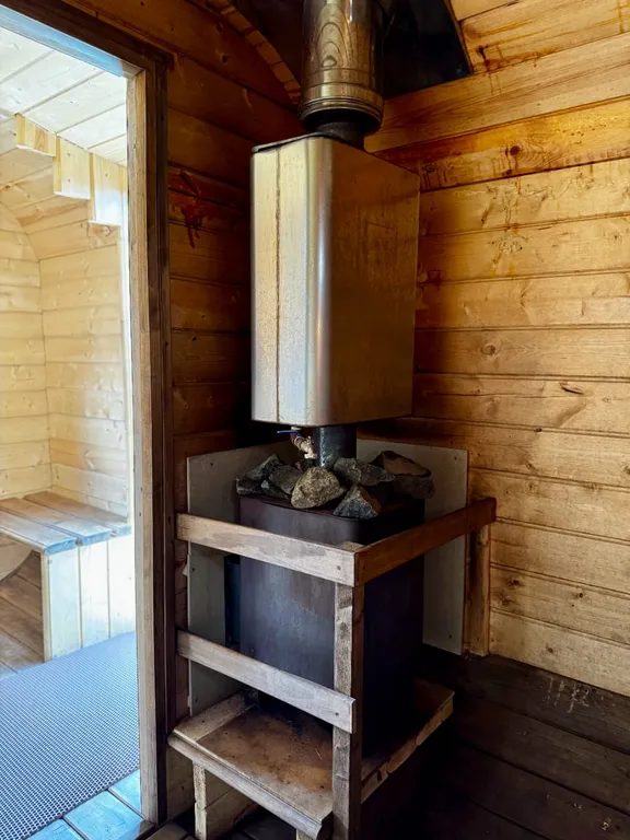 Дом-шалаш A-frame с большим глубоким бассейном и баня на дровах