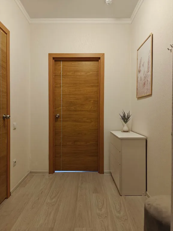 Современная однокомнатная квартира-студия, оформленная в светлых тонах