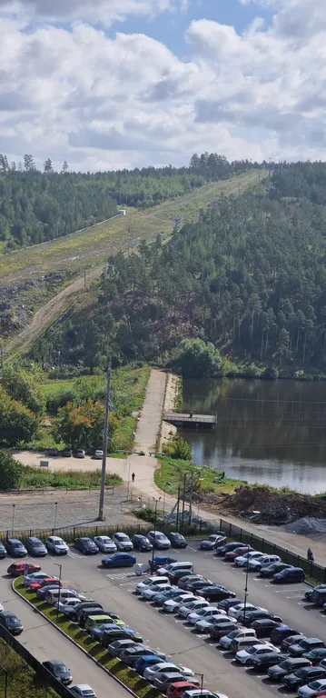 Светлая студия с видом на горы