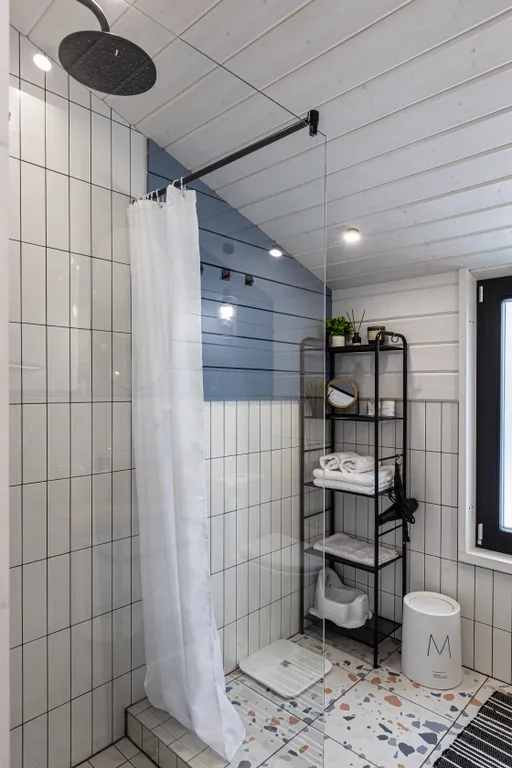 Новый панорамный дом с лесом на участке