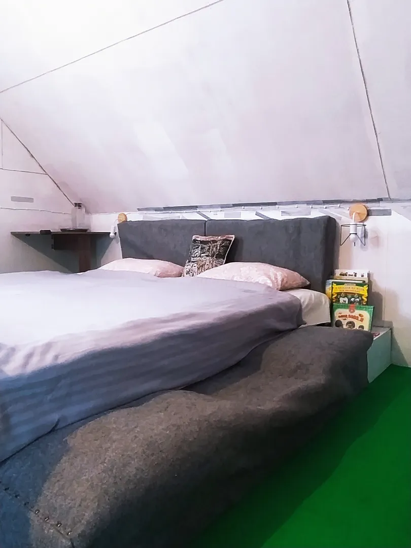 Спальня с видом на реку и кондиционером и с детской кроваткой