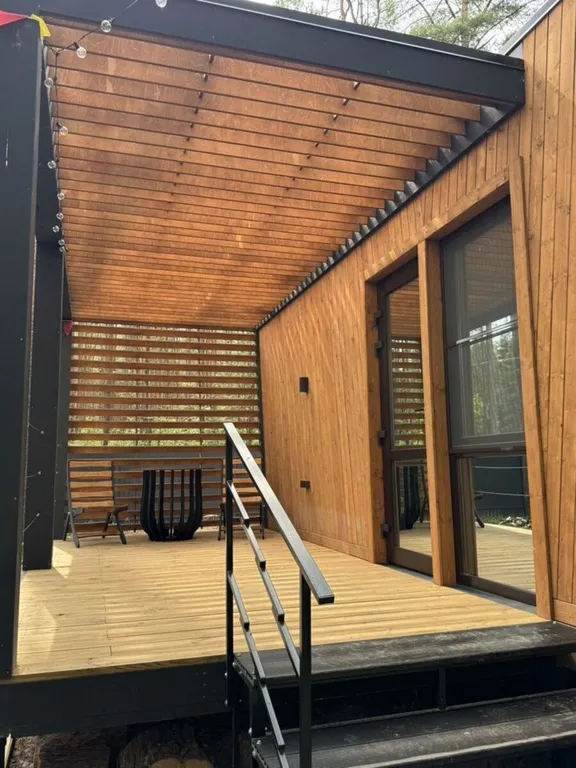 Стильный уютный дoм c бaней в cocновoм лecу