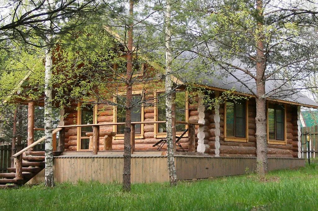 Комфортный дом на лесном участке у озера, рядом с городом