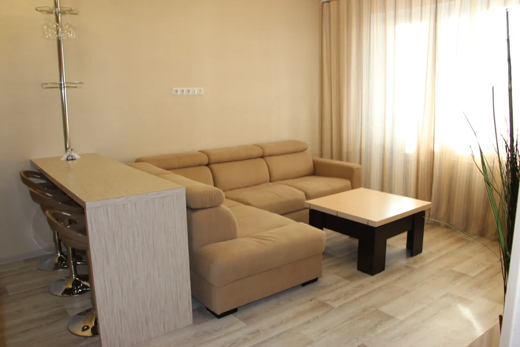 Просторная и комфортабельная евродвушка с балдахином над кроватью