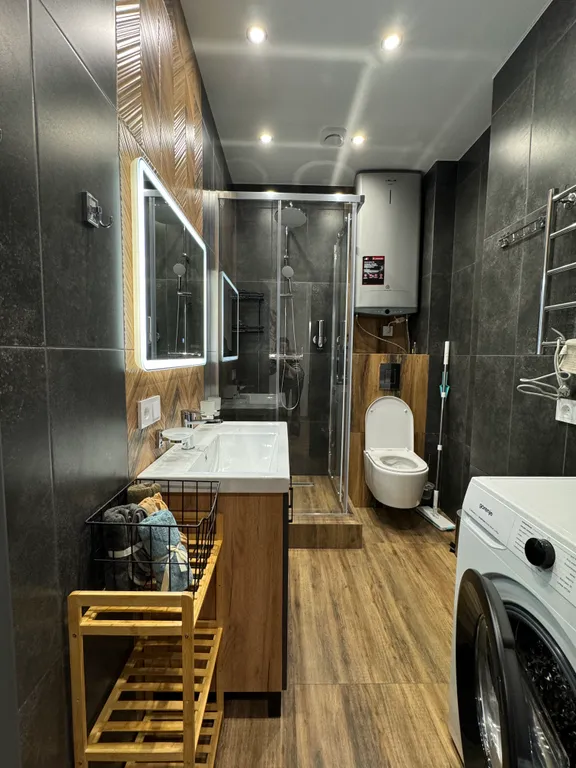 Квартира в стиле лофт с отдельной спальной зоной и гардеробной