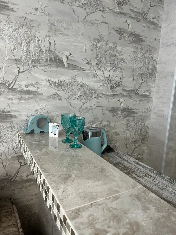 Современный двухэтажный коттедж среди гор