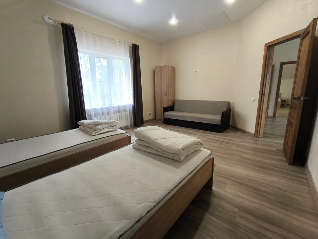 Большой дом с большим залом и с баней