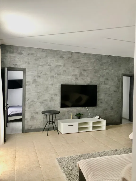 Коттедж Neon с видом на горы, подогреваемым бассейном, баней, чаном