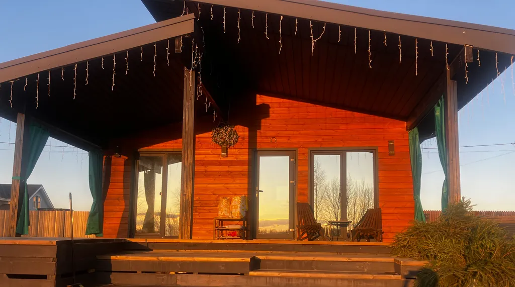 Новый дом с камином на берегу реки