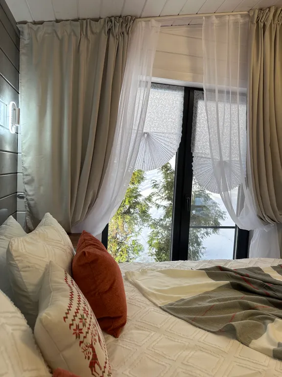 Дом на холме у леса