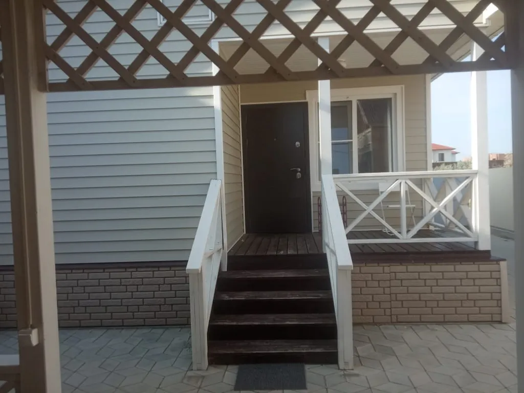 Коттедж с собственной территорией, большой беседкой и мангальной зоной