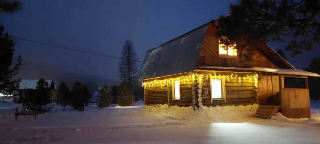 Домик в окружении гор