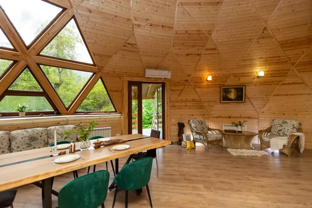 Купольный дом для большой компании с шикарным фруктовым садом