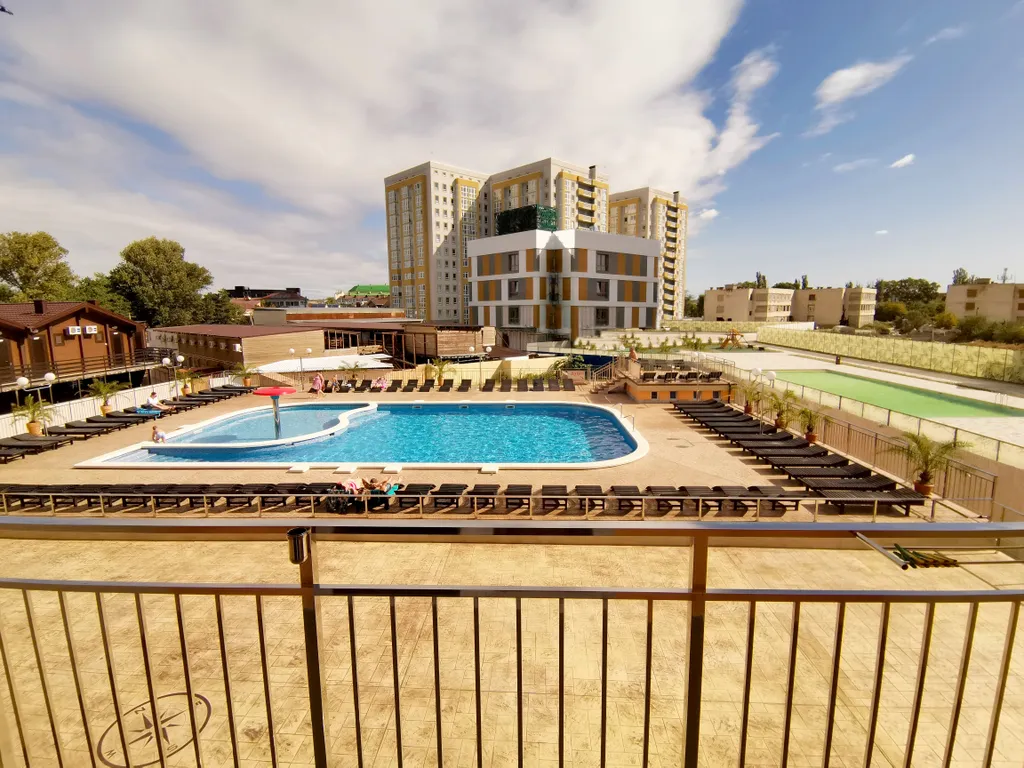 Номер двухкомнатный люкс с балконом у самого моря, с бассейном