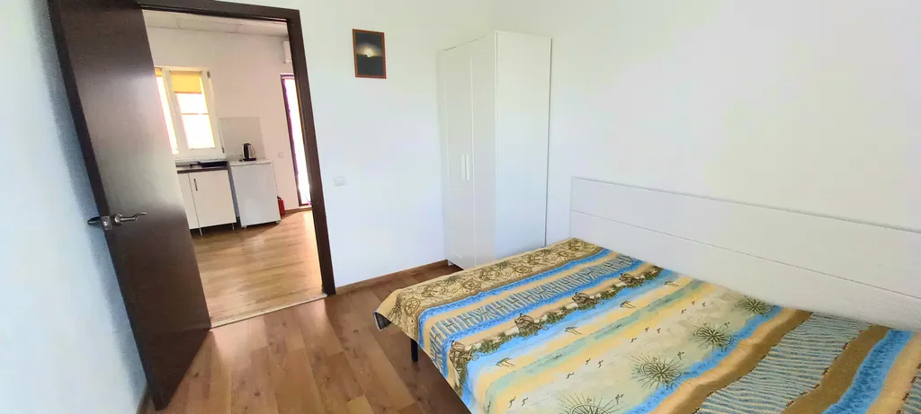 Две спальни, кухня с диваном, балкон