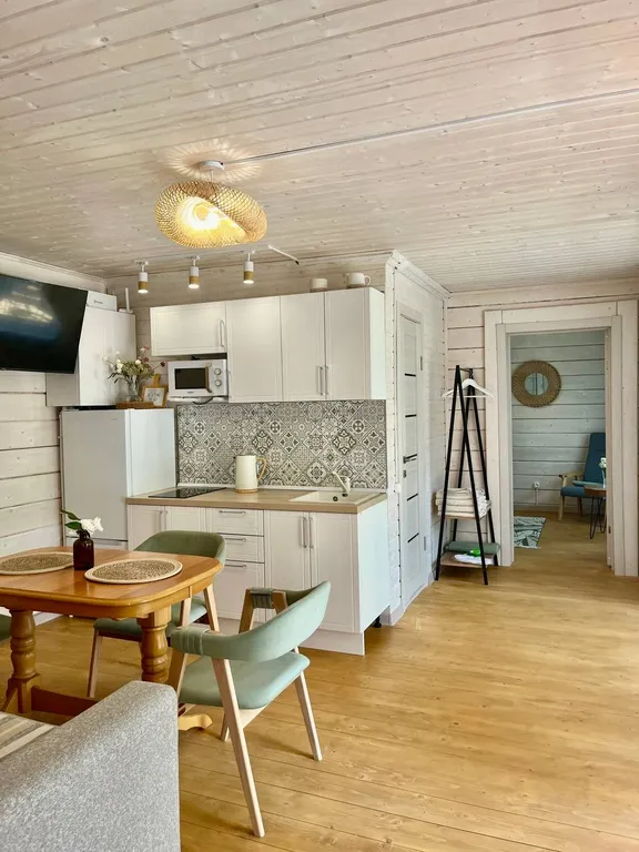 Просторный новый дом на берегу озера у родника