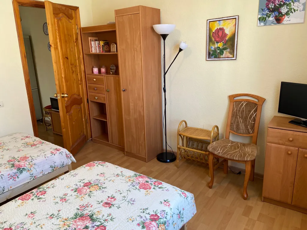 Дом с яблоневым садом на побережье