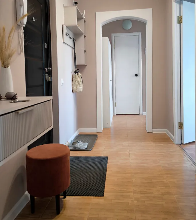 Солнечная двухкомнатная квартира с видом на город