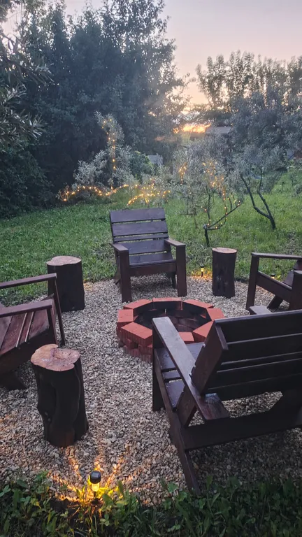 Дом Стрела на берегу водоема с баней и очагом